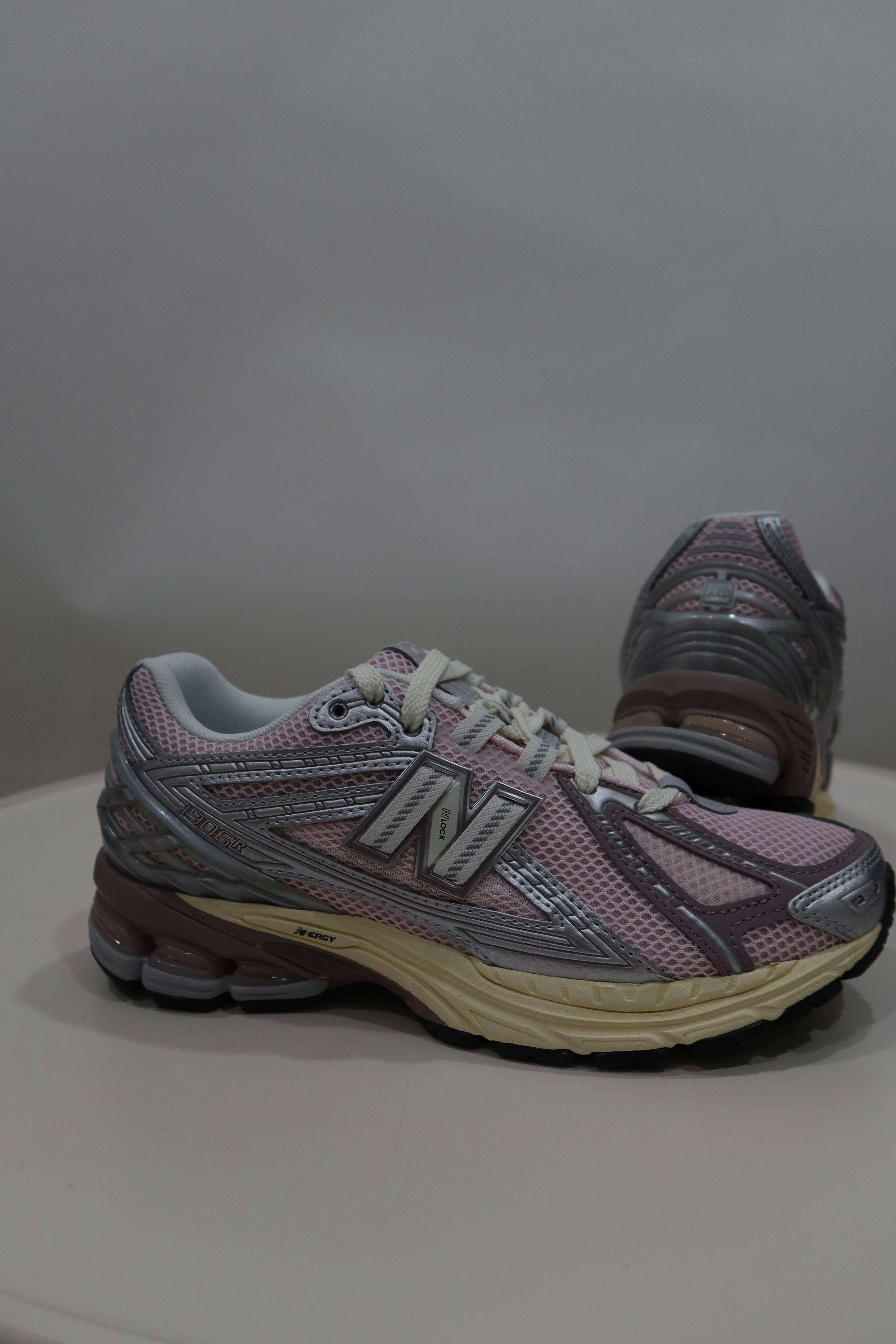 NEW BALANCE 1906R